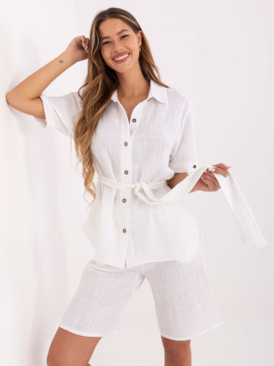 Compleu alb cu bluză și pantaloni scurți