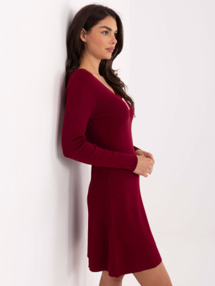 Rochie mini tricotată bordo, cu decolteu în V și textură reiată