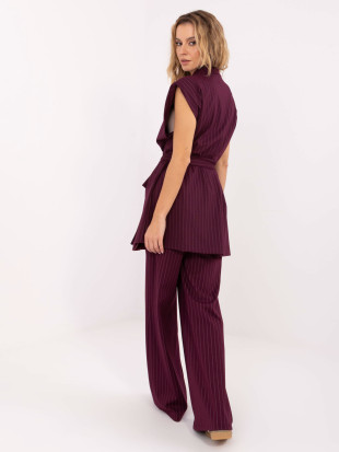 Vestă elegantă bordo cu curea și dungi
