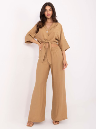 Compleu elegant în culoarea camel