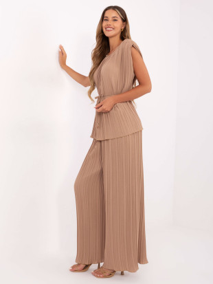 Compleu elegant în culoarea camel