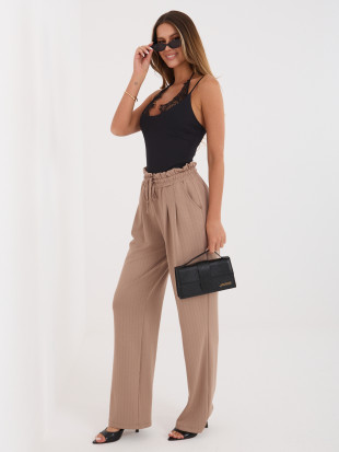 Pantaloni bej cu dungi și talie înaltă