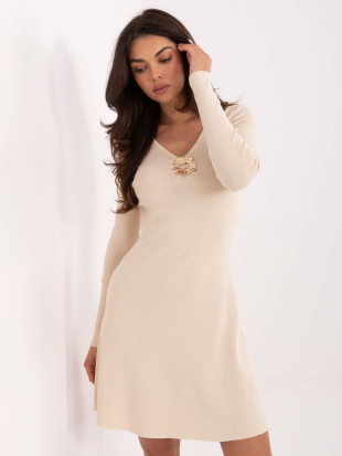 Rochie mini elegantă bej deschis din tricot cu decolteu în V