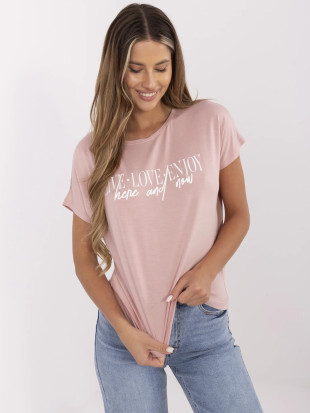 Tricou stilat cu inscripție în roz deschis
